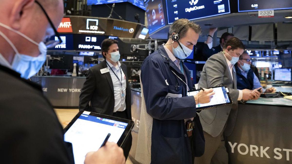 Wall Street Bergetar, Walmart Ganti CEO, Bitcoin Terpuruk