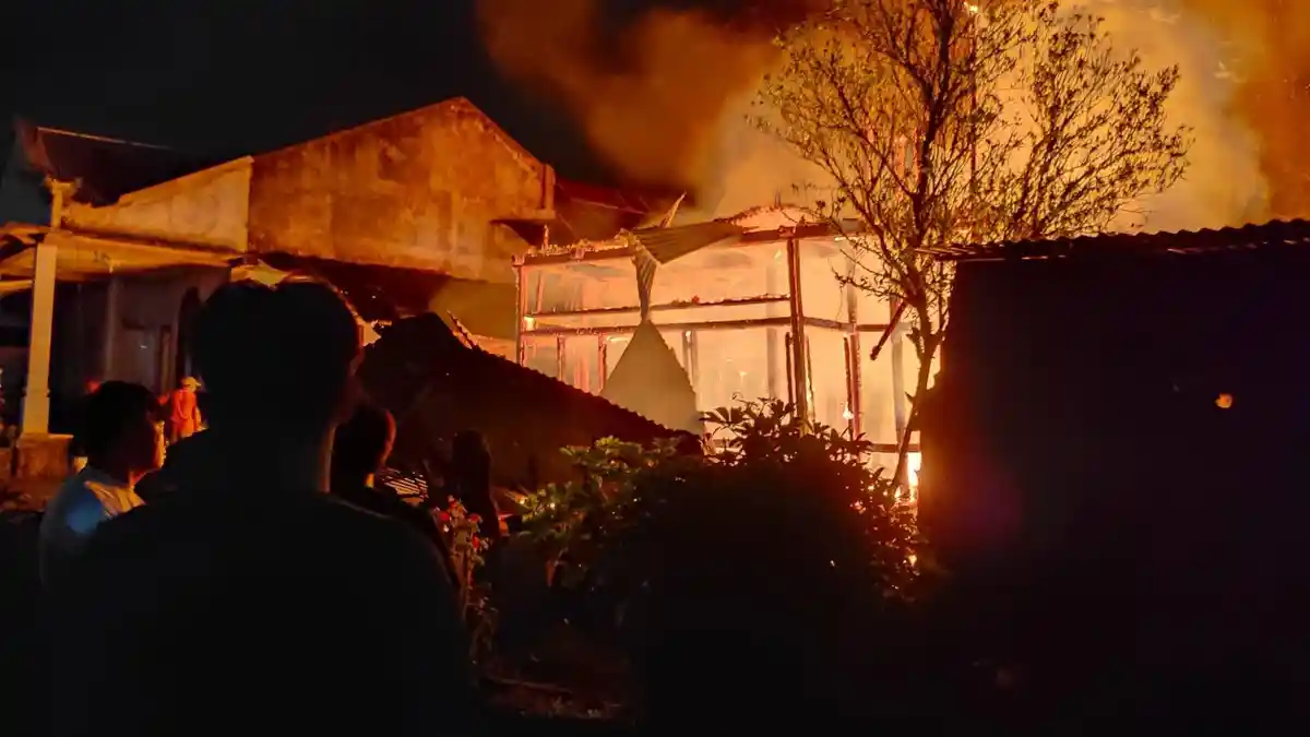 Kebakaran Dua Rumah di Minahasa Akibatkan Kerugian Besar