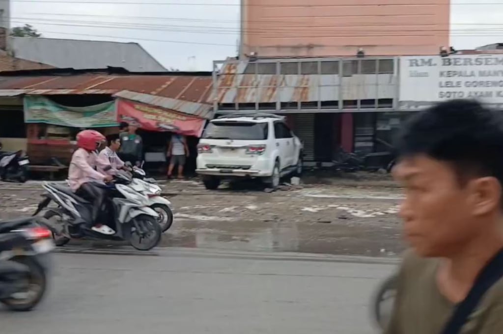 Kecelakaan Tragis di Godong: Minibus Hantam Warung