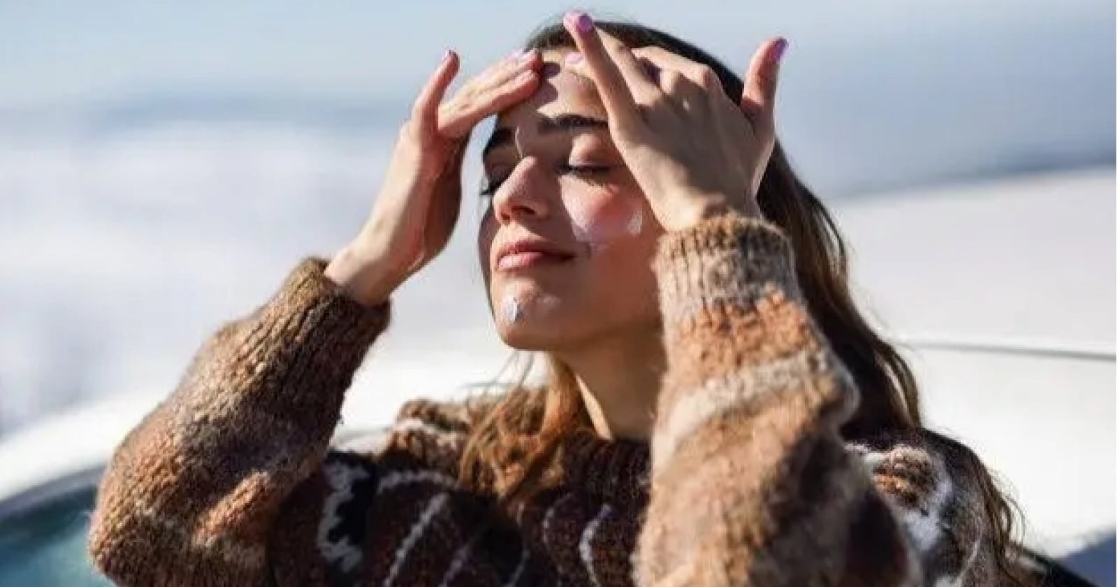Sunscreen Tidak Lengket untuk Iklim Panas Ilustrasi sunscreen tidak lengket untuk artikel Sunscreen tidak lengket: 5 Sunscreen yang Tidak Lengket dan…
